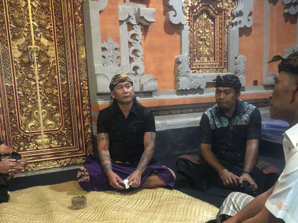 Perbekel Petang Melayat ke Rumah Duka Almarhum Ni Made Sarmi, Br Kerta,DesaPetang